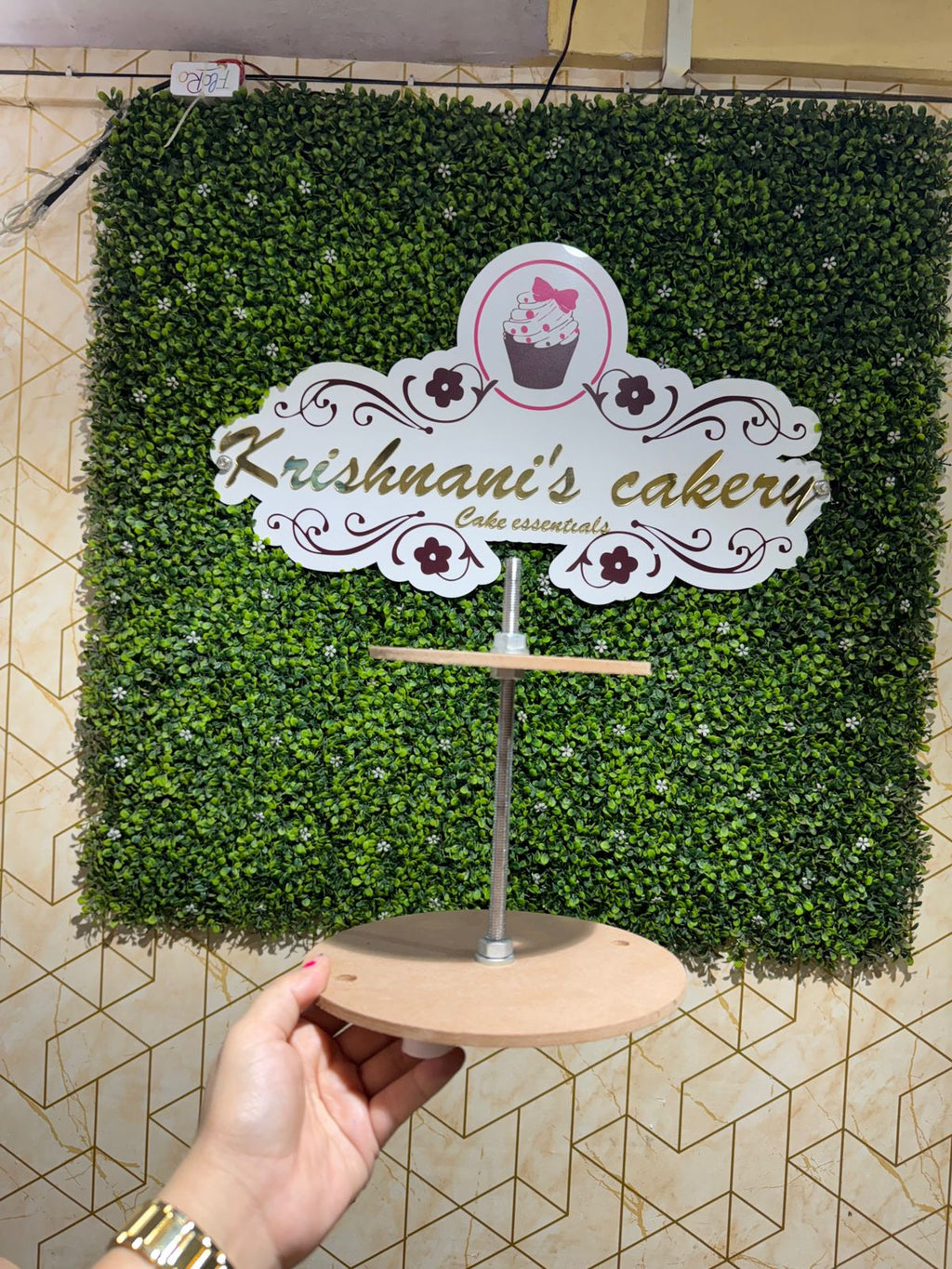 Anti Gravity Cake Stand 12*6